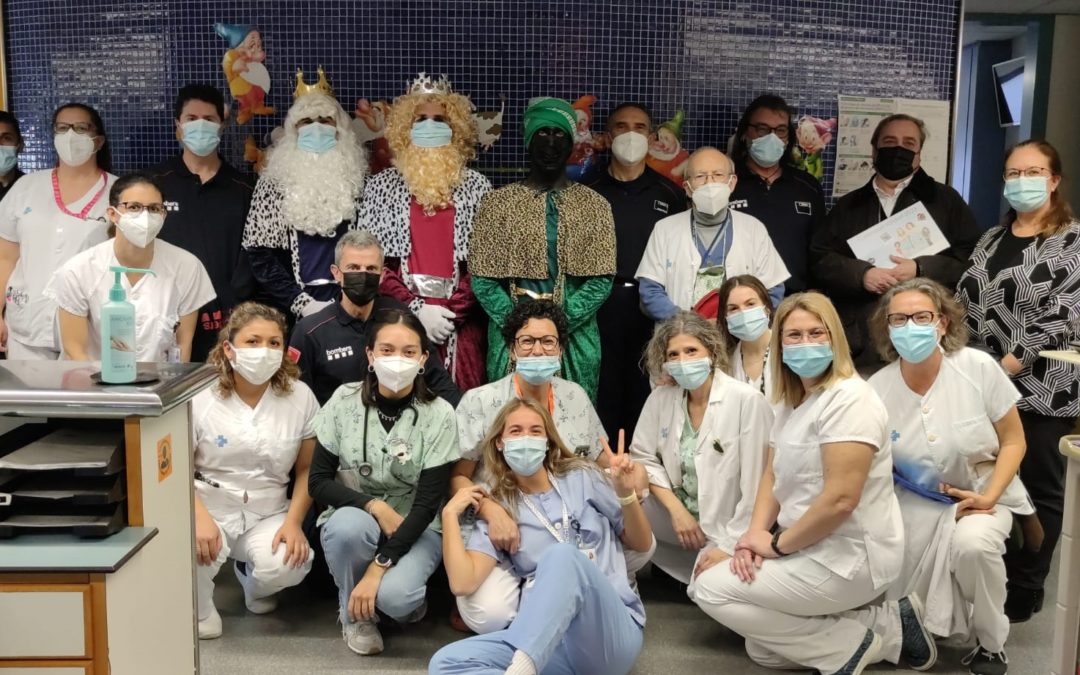 Los Bomberos de Tarragona reparten juguetes en hospitales de la ciudad